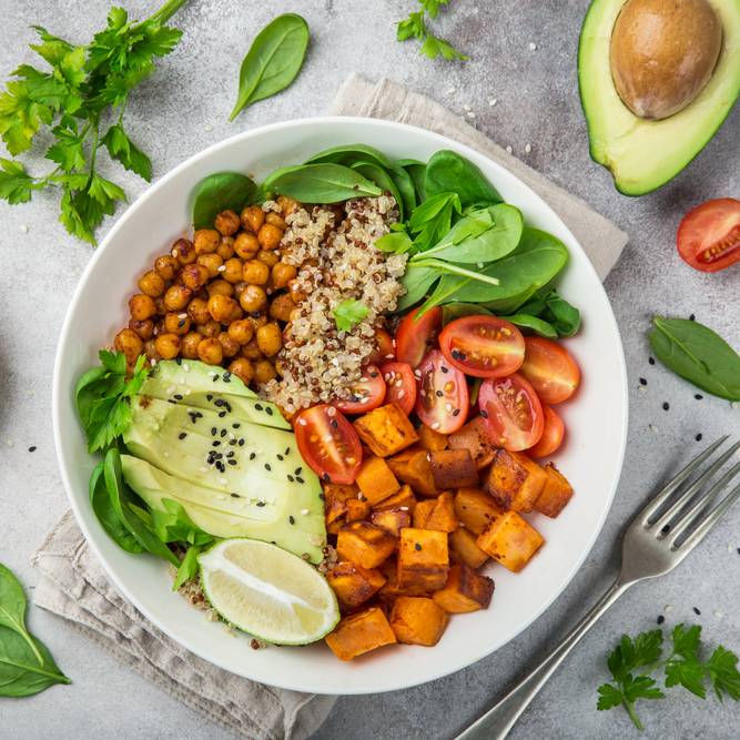 Quinoa Gemüsebowl mit Ziegenfrischkäse